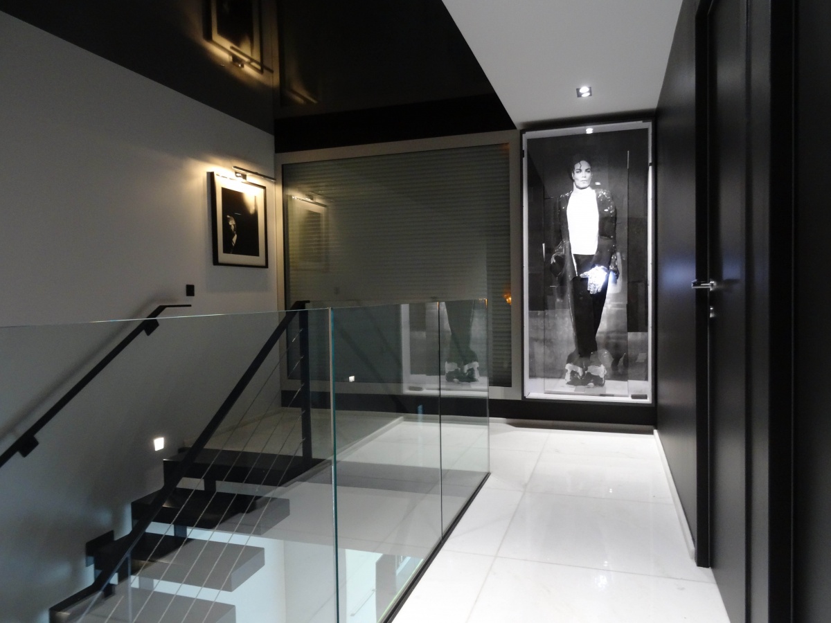 Maison contemporaine Brebion : Couloir tage horizontal-light