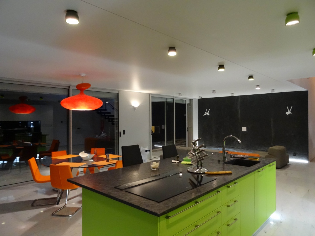 Maison contemporaine Brebion : Cuisine de nuit-1-light