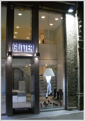 Agencement du magasin de chaussures de luxe Glitter : enseigne de nuit
