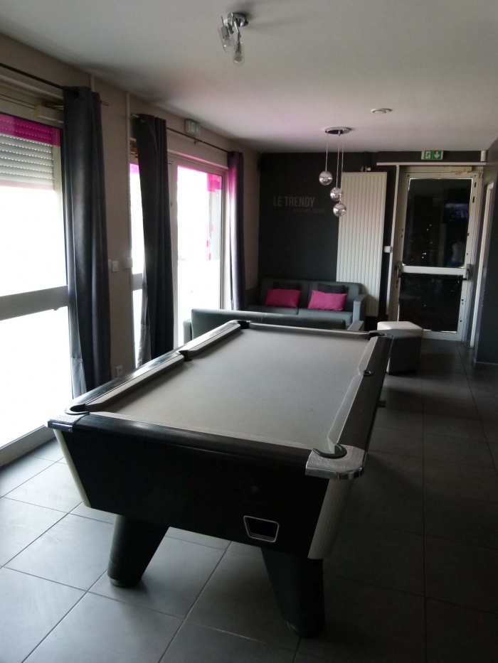 Rhabilitation d'un ancien bar en Caf Lounge : billard